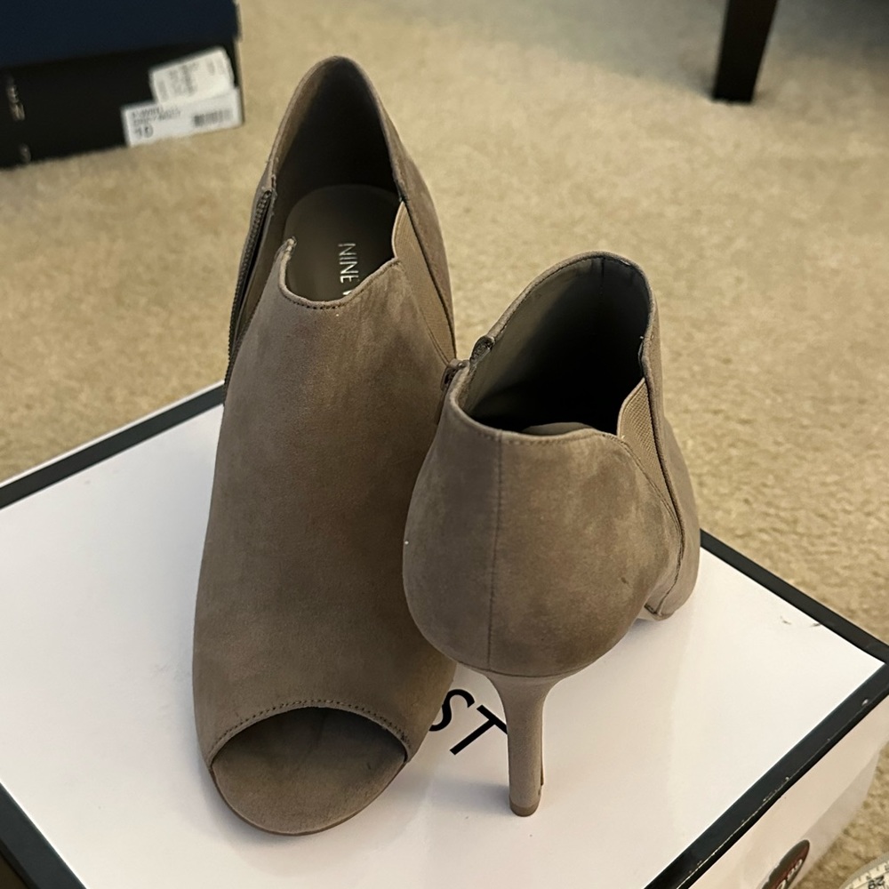 Nine West, size 10, grey suede shoe bootie